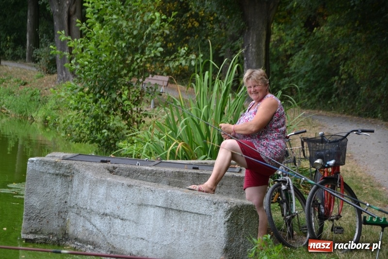 Zdjęcie w galerii na portalu naszraciborz.pl: Na tworkowskim Trzecioku wędkowali emeryci  wiadomości z regionu