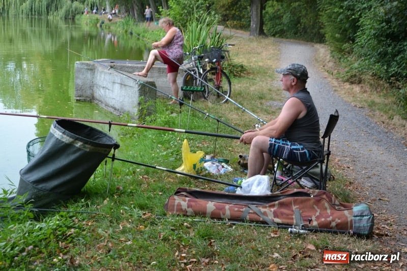 Zdjęcie w galerii na portalu naszraciborz.pl: Na tworkowskim Trzecioku wędkowali emeryci  wiadomości z regionu