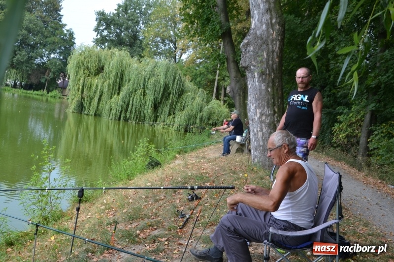 Zdjęcie w galerii na portalu naszraciborz.pl: Na tworkowskim Trzecioku wędkowali emeryci  wiadomości z regionu