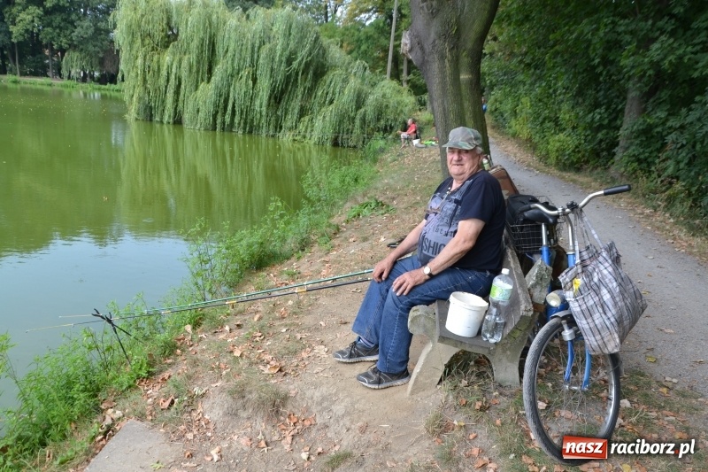 Zdjęcie w galerii na portalu naszraciborz.pl: Na tworkowskim Trzecioku wędkowali emeryci  wiadomości z regionu