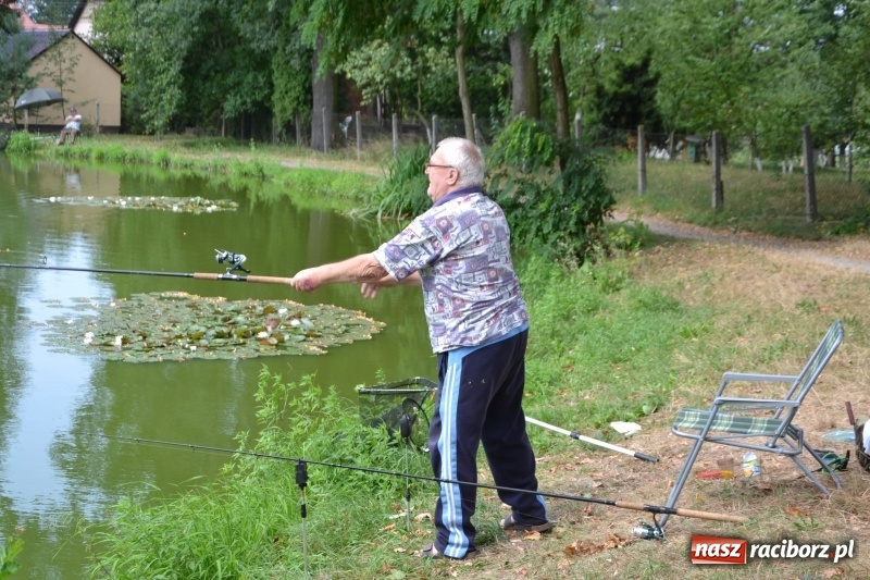 Zdjęcie w galerii na portalu naszraciborz.pl: Na tworkowskim Trzecioku wędkowali emeryci  wiadomości z regionu