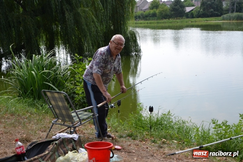 Zdjęcie w galerii na portalu naszraciborz.pl: Na tworkowskim Trzecioku wędkowali emeryci  wiadomości z regionu