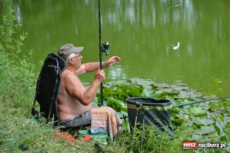 Zdjęcie w galerii na portalu naszraciborz.pl: Na tworkowskim Trzecioku wędkowali emeryci  wiadomości z regionu