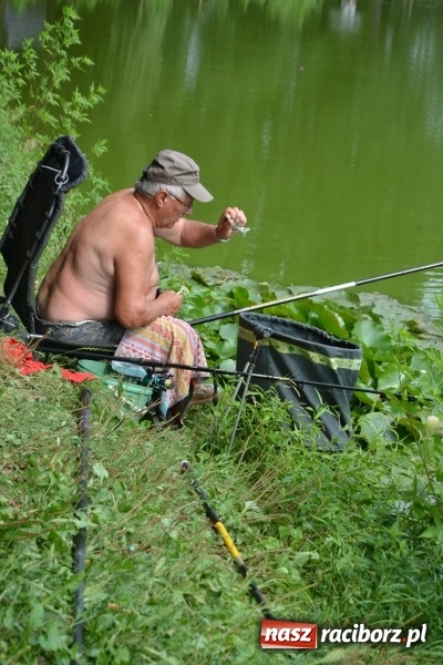 Zdjęcie w galerii na portalu naszraciborz.pl: Na tworkowskim Trzecioku wędkowali emeryci  wiadomości z regionu