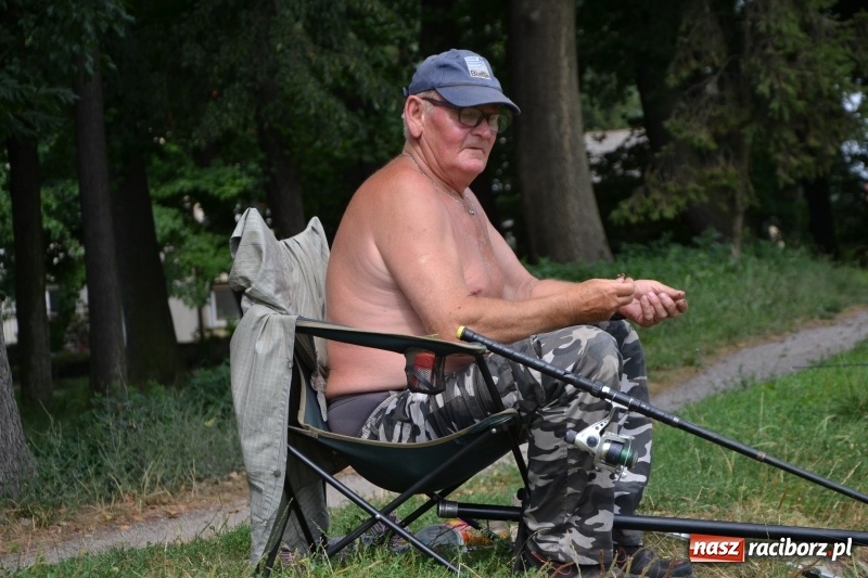 Zdjęcie w galerii na portalu naszraciborz.pl: Na tworkowskim Trzecioku wędkowali emeryci  wiadomości z regionu