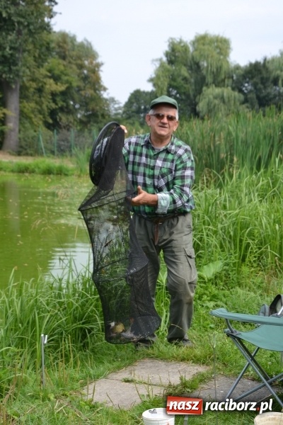 Zdjęcie w galerii na portalu naszraciborz.pl: Na tworkowskim Trzecioku wędkowali emeryci  wiadomości z regionu
