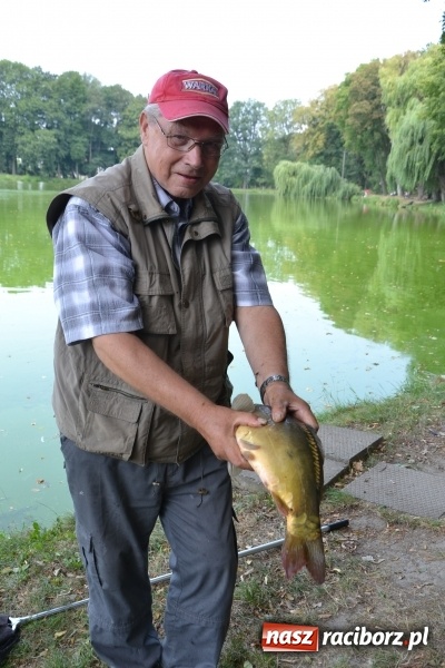 Zdjęcie w galerii na portalu naszraciborz.pl: Na tworkowskim Trzecioku wędkowali emeryci  wiadomości z regionu