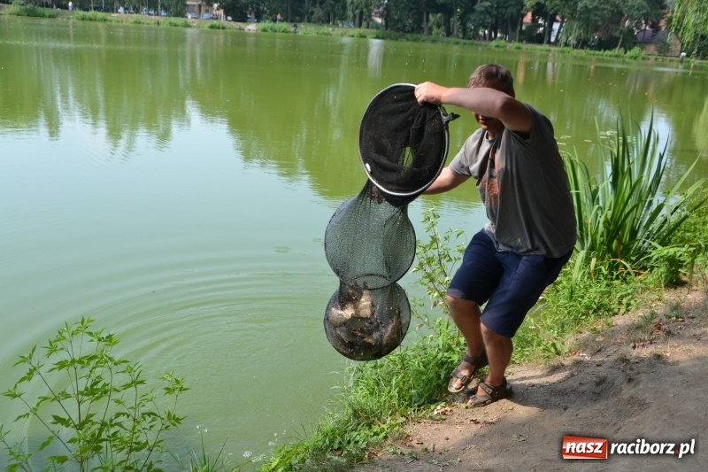 Zdjęcie w galerii na portalu naszraciborz.pl: Na tworkowskim Trzecioku wędkowali emeryci  wiadomości z regionu