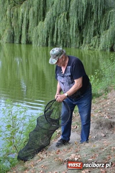 Zdjęcie w galerii na portalu naszraciborz.pl: Na tworkowskim Trzecioku wędkowali emeryci  wiadomości z regionu