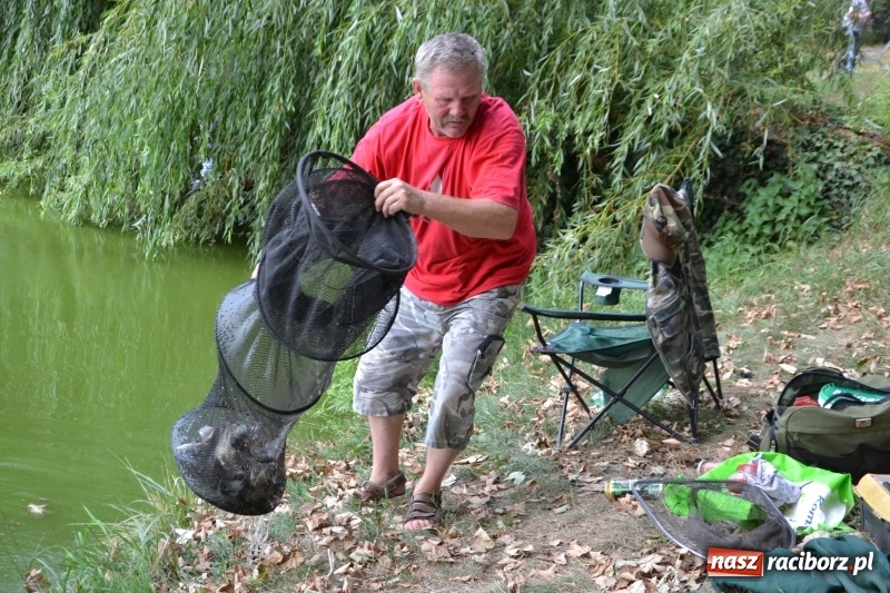 Zdjęcie w galerii na portalu naszraciborz.pl: Na tworkowskim Trzecioku wędkowali emeryci  wiadomości z regionu