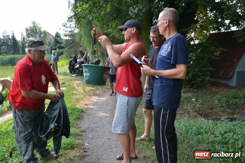 Zdjęcie w galerii na portalu naszraciborz.pl: Na tworkowskim Trzecioku wędkowali emeryci  wiadomości z regionu