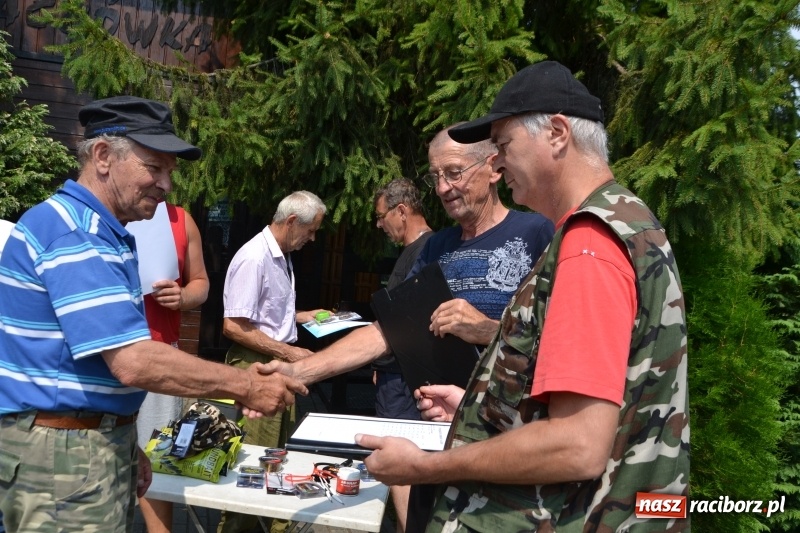 Zdjęcie w galerii na portalu naszraciborz.pl: Na tworkowskim Trzecioku wędkowali emeryci  wiadomości z regionu