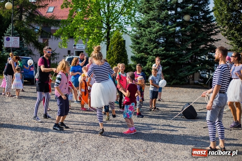 Zdjęcie w galerii na portalu naszraciborz.pl: Na rynku w Krzanowicach odbyła się muzyczna i taneczna zabawa dla najmłodszych wiadomości z regionu