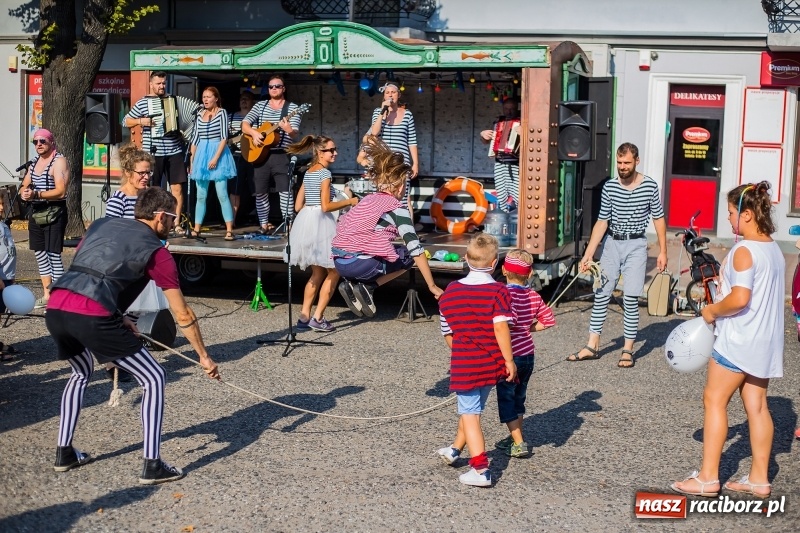 Zdjęcie w galerii na portalu naszraciborz.pl: Na rynku w Krzanowicach odbyła się muzyczna i taneczna zabawa dla najmłodszych wiadomości z regionu