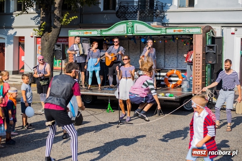 Zdjęcie w galerii na portalu naszraciborz.pl: Na rynku w Krzanowicach odbyła się muzyczna i taneczna zabawa dla najmłodszych wiadomości z regionu