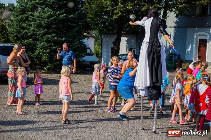 Zdjęcie w galerii na portalu naszraciborz.pl: Na rynku w Krzanowicach odbyła się muzyczna i taneczna zabawa dla najmłodszych wiadomości z regionu