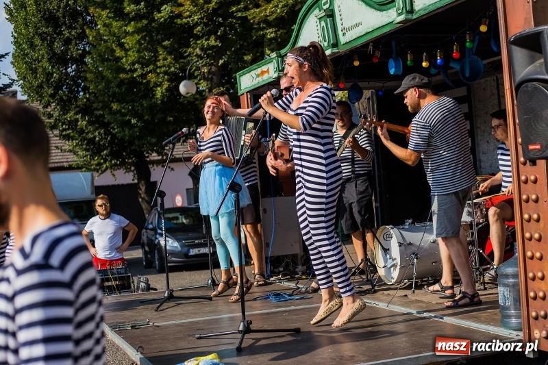 Zdjęcie w galerii na portalu naszraciborz.pl: Na rynku w Krzanowicach odbyła się muzyczna i taneczna zabawa dla najmłodszych wiadomości z regionu