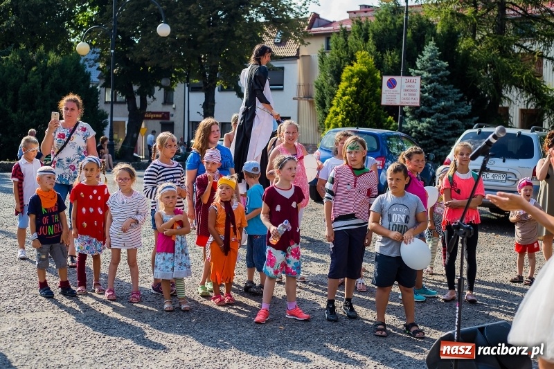 Zdjęcie w galerii na portalu naszraciborz.pl: Na rynku w Krzanowicach odbyła się muzyczna i taneczna zabawa dla najmłodszych wiadomości z regionu