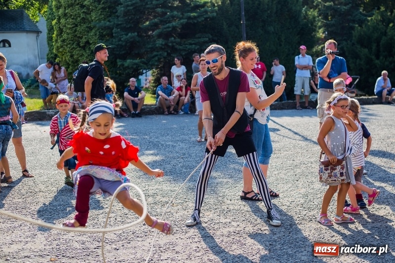 Zdjęcie w galerii na portalu naszraciborz.pl: Na rynku w Krzanowicach odbyła się muzyczna i taneczna zabawa dla najmłodszych wiadomości z regionu