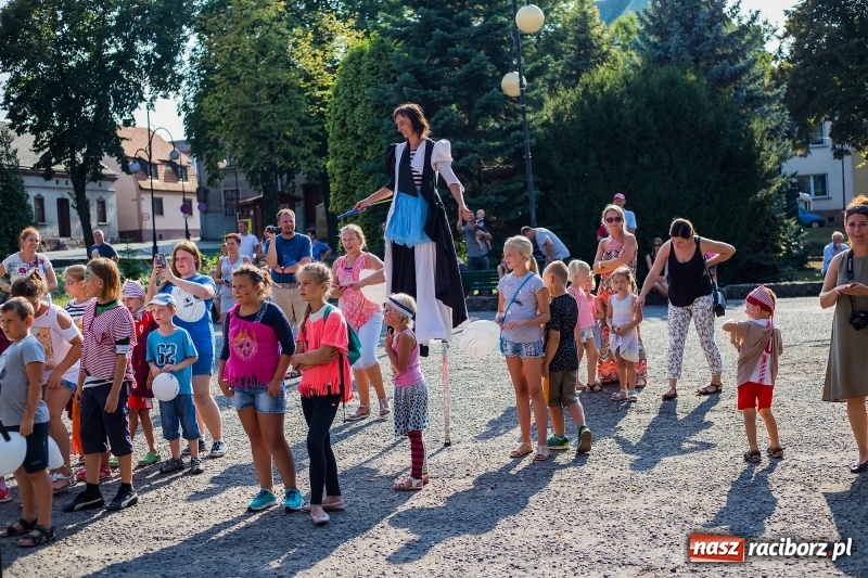 Zdjęcie w galerii na portalu naszraciborz.pl: Na rynku w Krzanowicach odbyła się muzyczna i taneczna zabawa dla najmłodszych wiadomości z regionu