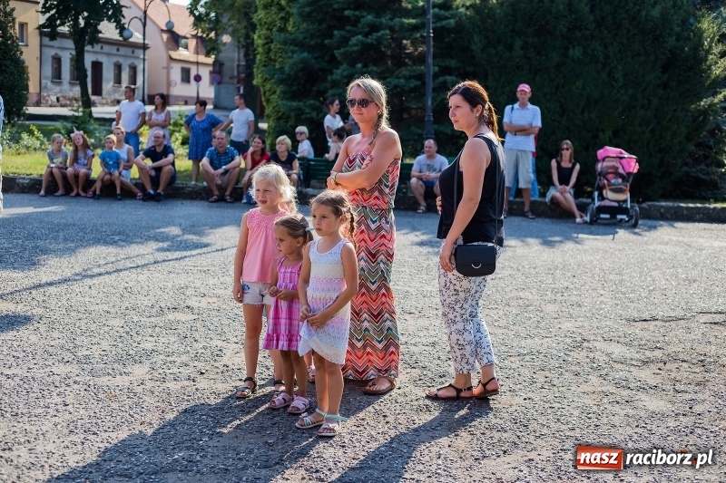 Zdjęcie w galerii na portalu naszraciborz.pl: Na rynku w Krzanowicach odbyła się muzyczna i taneczna zabawa dla najmłodszych wiadomości z regionu