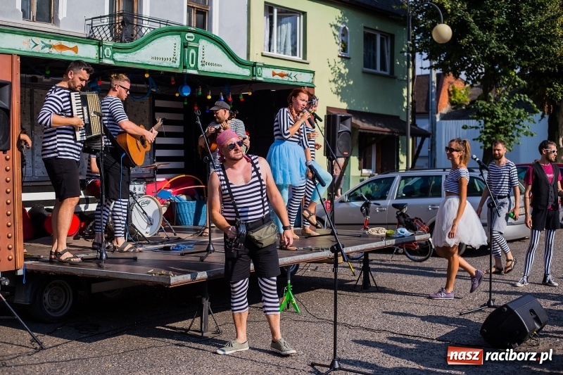 Zdjęcie w galerii na portalu naszraciborz.pl: Na rynku w Krzanowicach odbyła się muzyczna i taneczna zabawa dla najmłodszych wiadomości z regionu