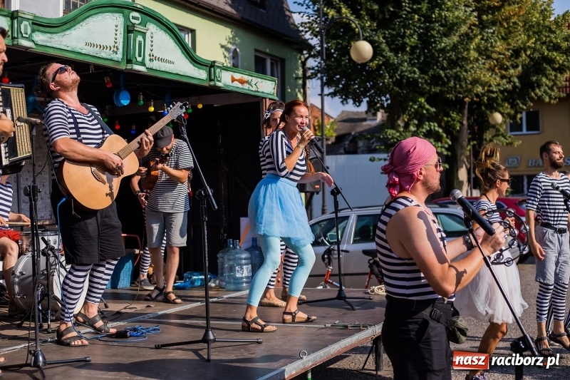 Zdjęcie w galerii na portalu naszraciborz.pl: Na rynku w Krzanowicach odbyła się muzyczna i taneczna zabawa dla najmłodszych wiadomości z regionu