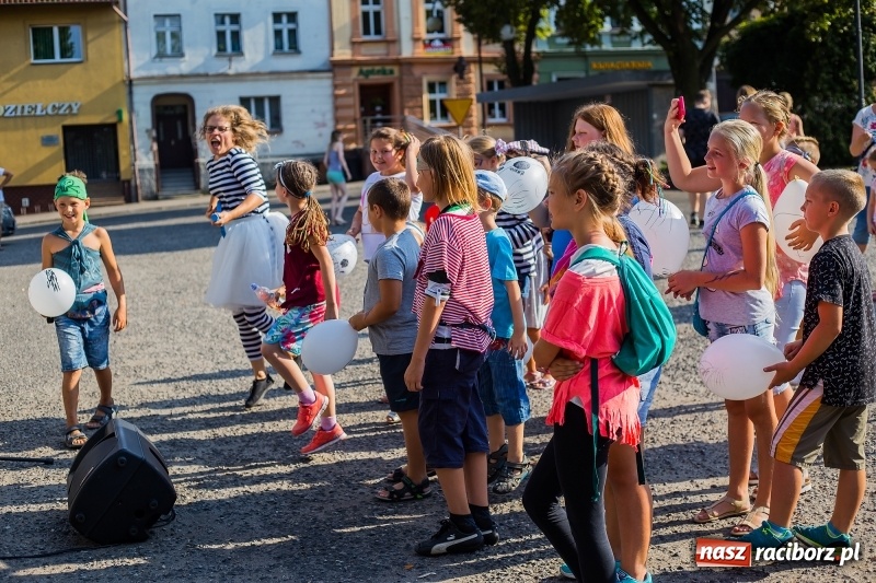 Zdjęcie w galerii na portalu naszraciborz.pl: Na rynku w Krzanowicach odbyła się muzyczna i taneczna zabawa dla najmłodszych wiadomości z regionu