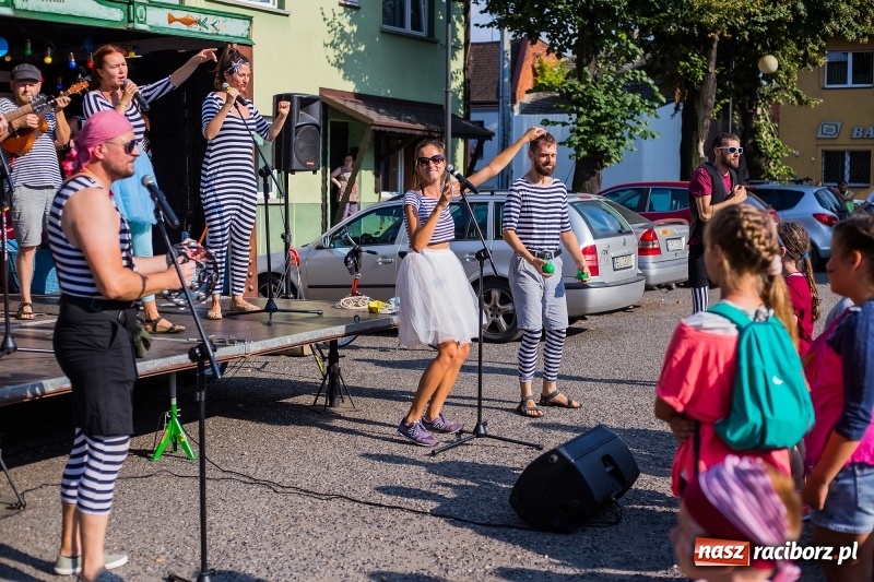 Zdjęcie w galerii na portalu naszraciborz.pl: Na rynku w Krzanowicach odbyła się muzyczna i taneczna zabawa dla najmłodszych wiadomości z regionu
