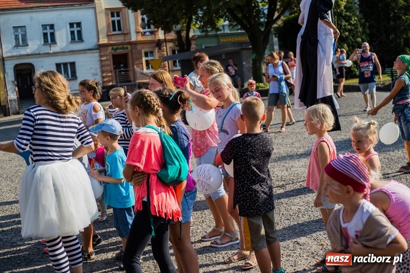 Zdjęcie w galerii na portalu naszraciborz.pl: Na rynku w Krzanowicach odbyła się muzyczna i taneczna zabawa dla najmłodszych wiadomości z regionu