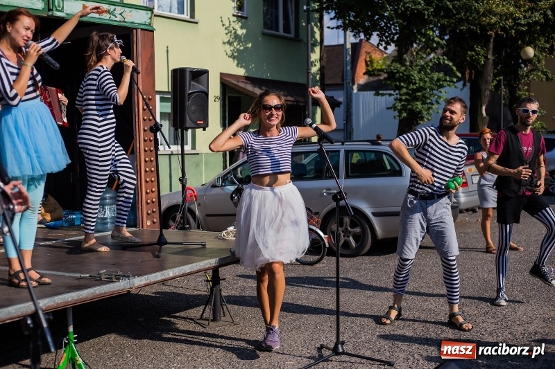 Zdjęcie w galerii na portalu naszraciborz.pl: Na rynku w Krzanowicach odbyła się muzyczna i taneczna zabawa dla najmłodszych wiadomości z regionu