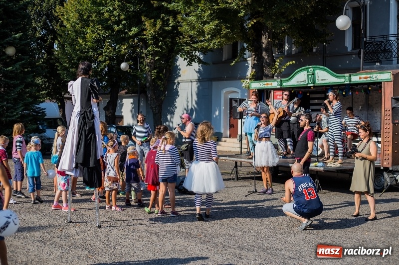 Zdjęcie w galerii na portalu naszraciborz.pl: Na rynku w Krzanowicach odbyła się muzyczna i taneczna zabawa dla najmłodszych wiadomości z regionu