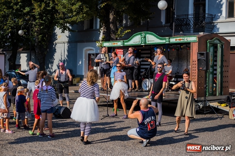 Zdjęcie w galerii na portalu naszraciborz.pl: Na rynku w Krzanowicach odbyła się muzyczna i taneczna zabawa dla najmłodszych wiadomości z regionu