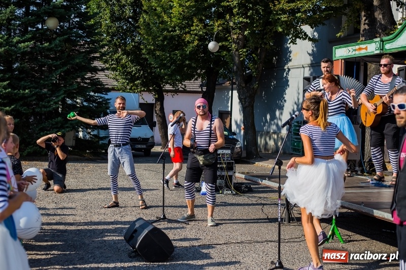 Zdjęcie w galerii na portalu naszraciborz.pl: Na rynku w Krzanowicach odbyła się muzyczna i taneczna zabawa dla najmłodszych wiadomości z regionu