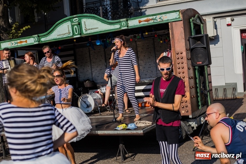 Zdjęcie w galerii na portalu naszraciborz.pl: Na rynku w Krzanowicach odbyła się muzyczna i taneczna zabawa dla najmłodszych wiadomości z regionu