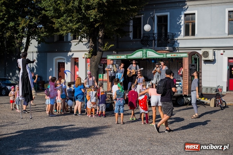 Zdjęcie w galerii na portalu naszraciborz.pl: Na rynku w Krzanowicach odbyła się muzyczna i taneczna zabawa dla najmłodszych wiadomości z regionu