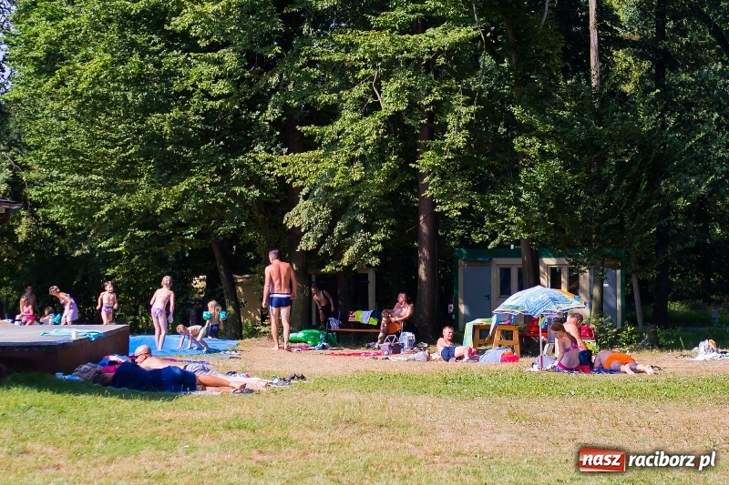 Zdjęcie w galerii na portalu naszraciborz.pl: Kąpielisko w Tworkowie. Kameralnie przy zamku  wiadomości z regionu