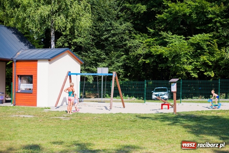 Zdjęcie w galerii na portalu naszraciborz.pl: Kąpielisko w Tworkowie. Kameralnie przy zamku  wiadomości z regionu