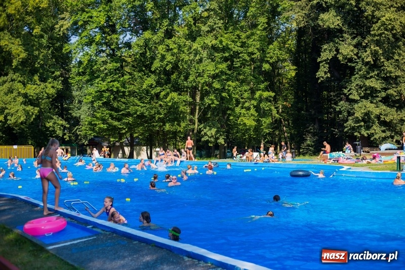 Zdjęcie w galerii na portalu naszraciborz.pl: Kąpielisko w Tworkowie. Kameralnie przy zamku  wiadomości z regionu