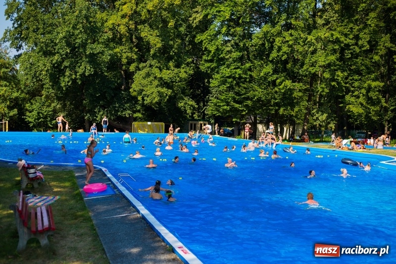 Zdjęcie w galerii na portalu naszraciborz.pl: Kąpielisko w Tworkowie. Kameralnie przy zamku  wiadomości z regionu