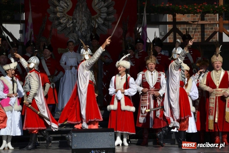 Zdjęcie w galerii na portalu naszraciborz.pl: Reprezentacyjny Zespół Artystyczny Wojska Polskiego wystąpił na Zamku Piastowskim wiadomości z regionu