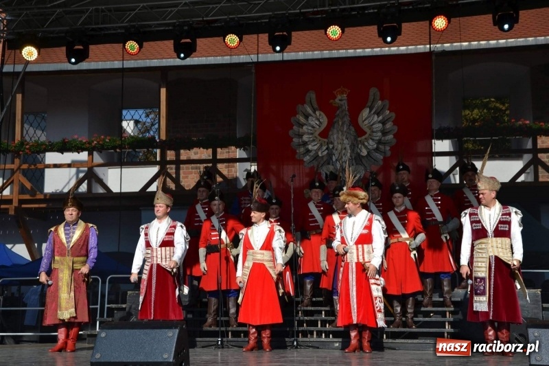 Zdjęcie w galerii na portalu naszraciborz.pl: Reprezentacyjny Zespół Artystyczny Wojska Polskiego wystąpił na Zamku Piastowskim wiadomości z regionu