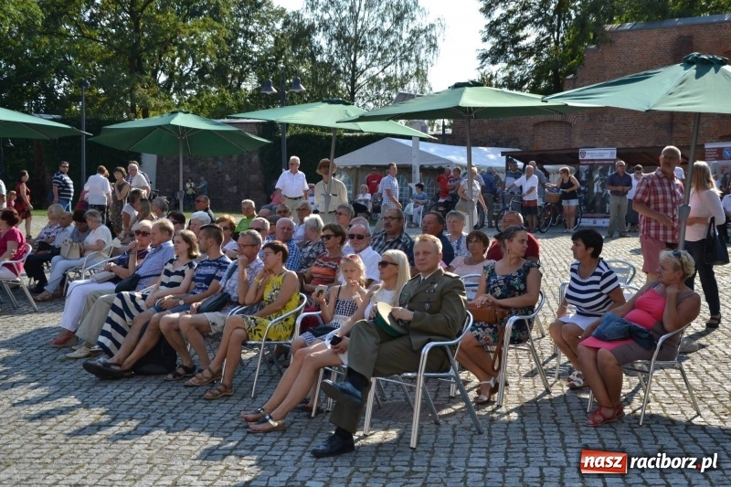 Zdjęcie w galerii na portalu naszraciborz.pl: Reprezentacyjny Zespół Artystyczny Wojska Polskiego wystąpił na Zamku Piastowskim wiadomości z regionu
