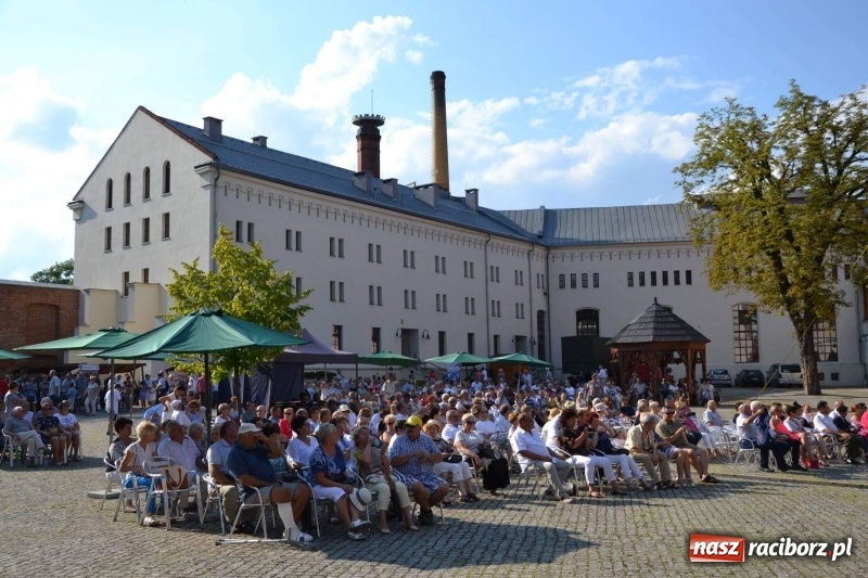Zdjęcie w galerii na portalu naszraciborz.pl: Reprezentacyjny Zespół Artystyczny Wojska Polskiego wystąpił na Zamku Piastowskim wiadomości z regionu