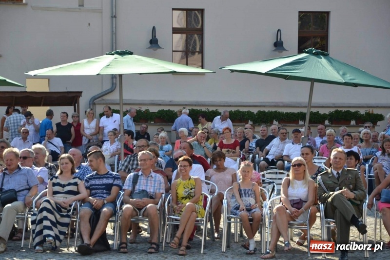 Zdjęcie w galerii na portalu naszraciborz.pl: Reprezentacyjny Zespół Artystyczny Wojska Polskiego wystąpił na Zamku Piastowskim wiadomości z regionu
