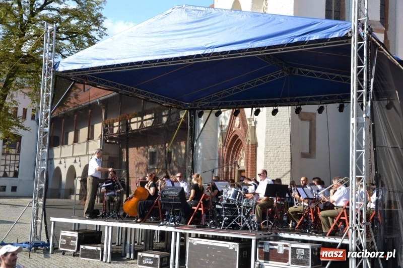 Zdjęcie w galerii na portalu naszraciborz.pl: Reprezentacyjny Zespół Artystyczny Wojska Polskiego wystąpił na Zamku Piastowskim wiadomości z regionu