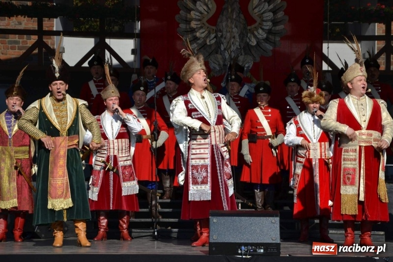 Zdjęcie w galerii na portalu naszraciborz.pl: Reprezentacyjny Zespół Artystyczny Wojska Polskiego wystąpił na Zamku Piastowskim wiadomości z regionu