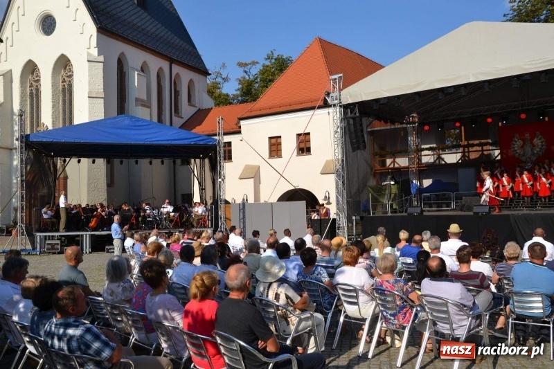 Zdjęcie w galerii na portalu naszraciborz.pl: Reprezentacyjny Zespół Artystyczny Wojska Polskiego wystąpił na Zamku Piastowskim wiadomości z regionu