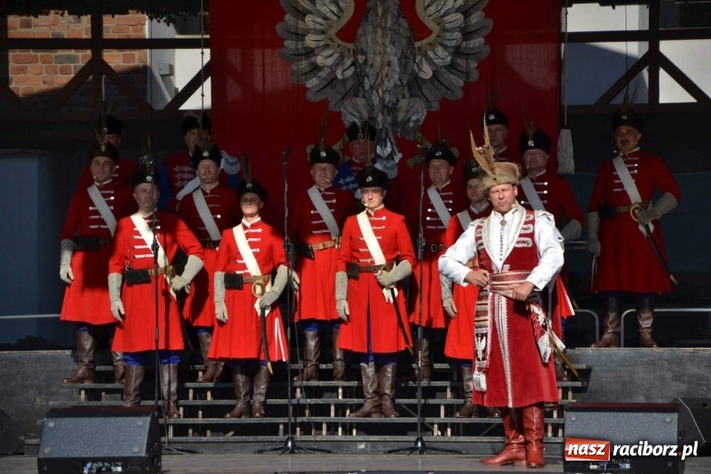 Zdjęcie w galerii na portalu naszraciborz.pl: Reprezentacyjny Zespół Artystyczny Wojska Polskiego wystąpił na Zamku Piastowskim wiadomości z regionu