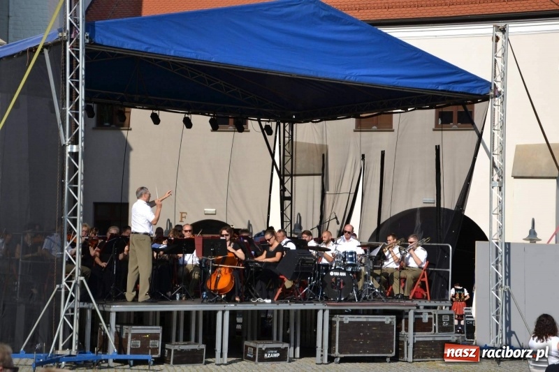 Zdjęcie w galerii na portalu naszraciborz.pl: Reprezentacyjny Zespół Artystyczny Wojska Polskiego wystąpił na Zamku Piastowskim wiadomości z regionu